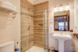 Secador de cabelo, toalhas de banho