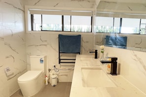 Hårføner og håndklær