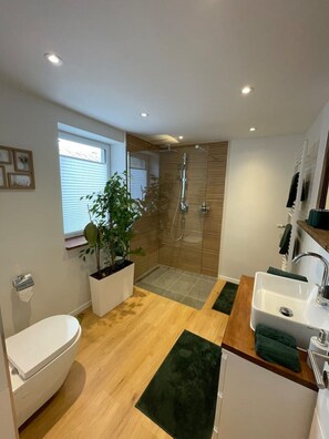 Een douche, een haardroger, handdoeken, zeep