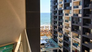 Ein Hochhaus-Hotel mit Balkonen mit Blick auf einen Strand.