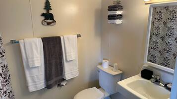 Single Room | Bathroom | Combined shower/tub, free toiletries, towels, soap