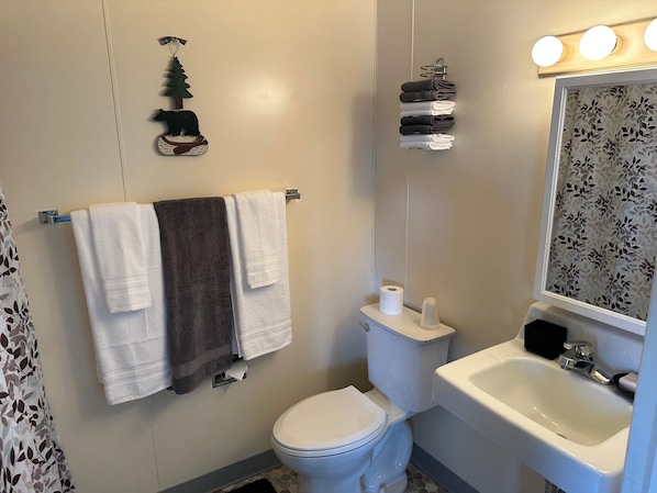 Chambre Simple | Salle de bain | Ensemble douche/baignoire, articles de toilette gratuits