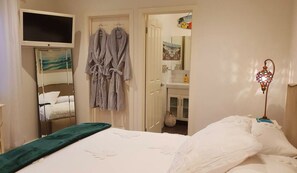 2 chambres, coffre-fort, bureau, fer et planche à repasser