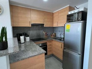 冷蔵庫、電子レンジ、食器洗い機、コーヒー / ティーメーカー