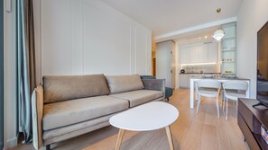 Lägenhet (31) | Vardagsrum | 30-tums platt-tv med kabelkanaler och tv