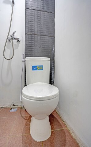 Standard Double Room | Bathroom | Shower, rainfall showerhead, towels, toilet paper - Hotel O Villa A1 (Trawas)