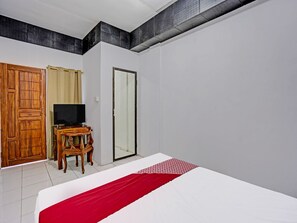 Standard Double Room | Bed sheets - Hotel O Villa A1 (Trawas)