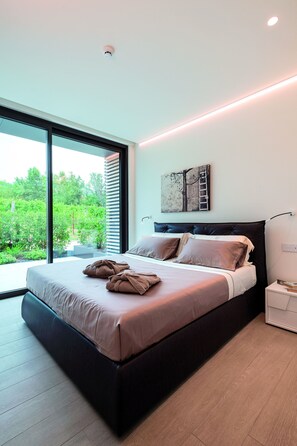 Kondo Mewah | Seprai premium, selimut bulu angsa, minibar, dan brankas