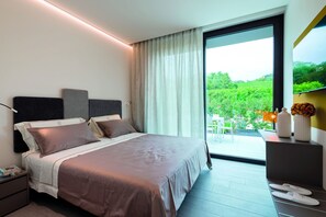 Kondo Mewah | Seprai premium, selimut bulu angsa, minibar, dan brankas