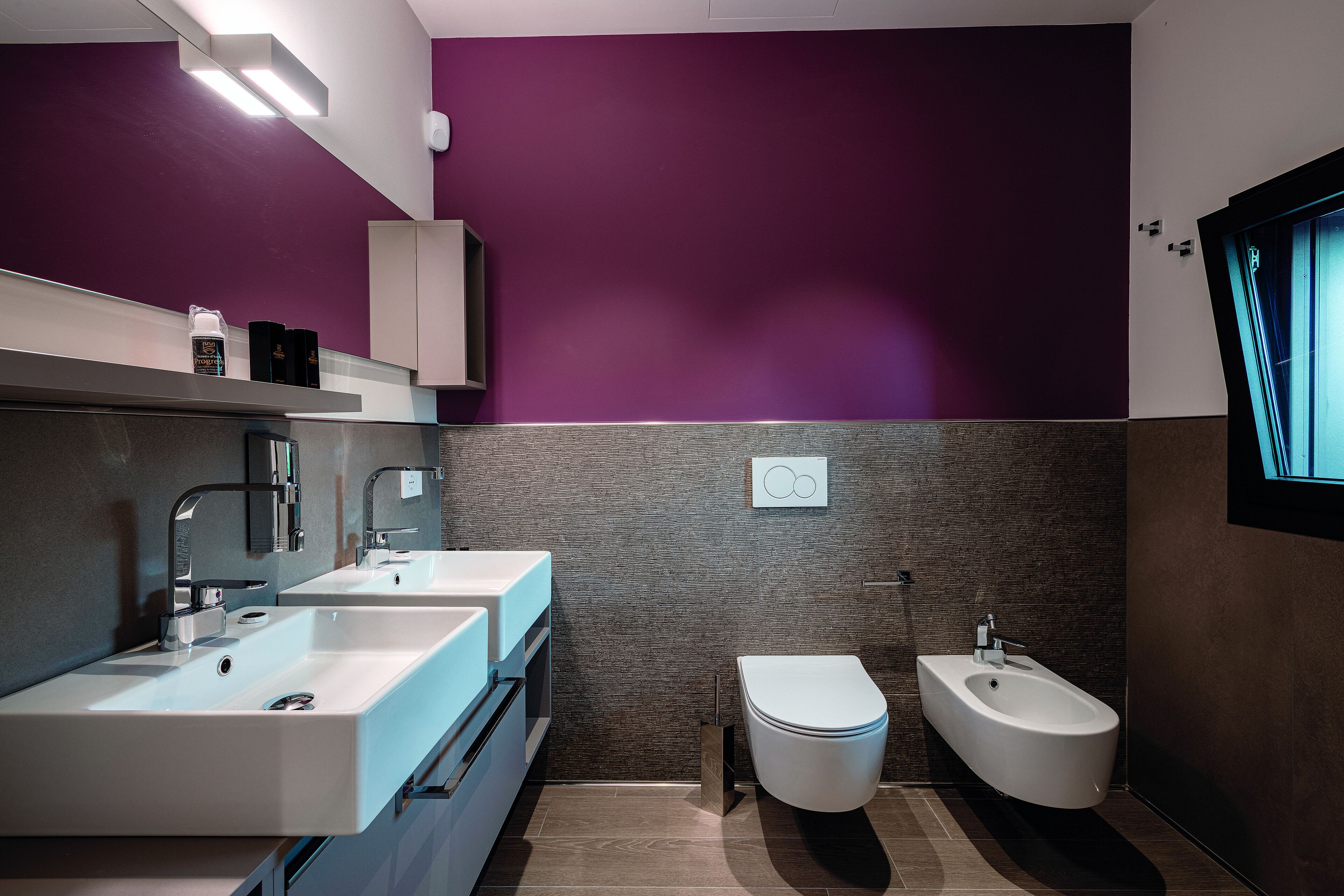 Ein modernes Badezimmer mit zwei Waschbecken, einer Toilette und einem Bidet.