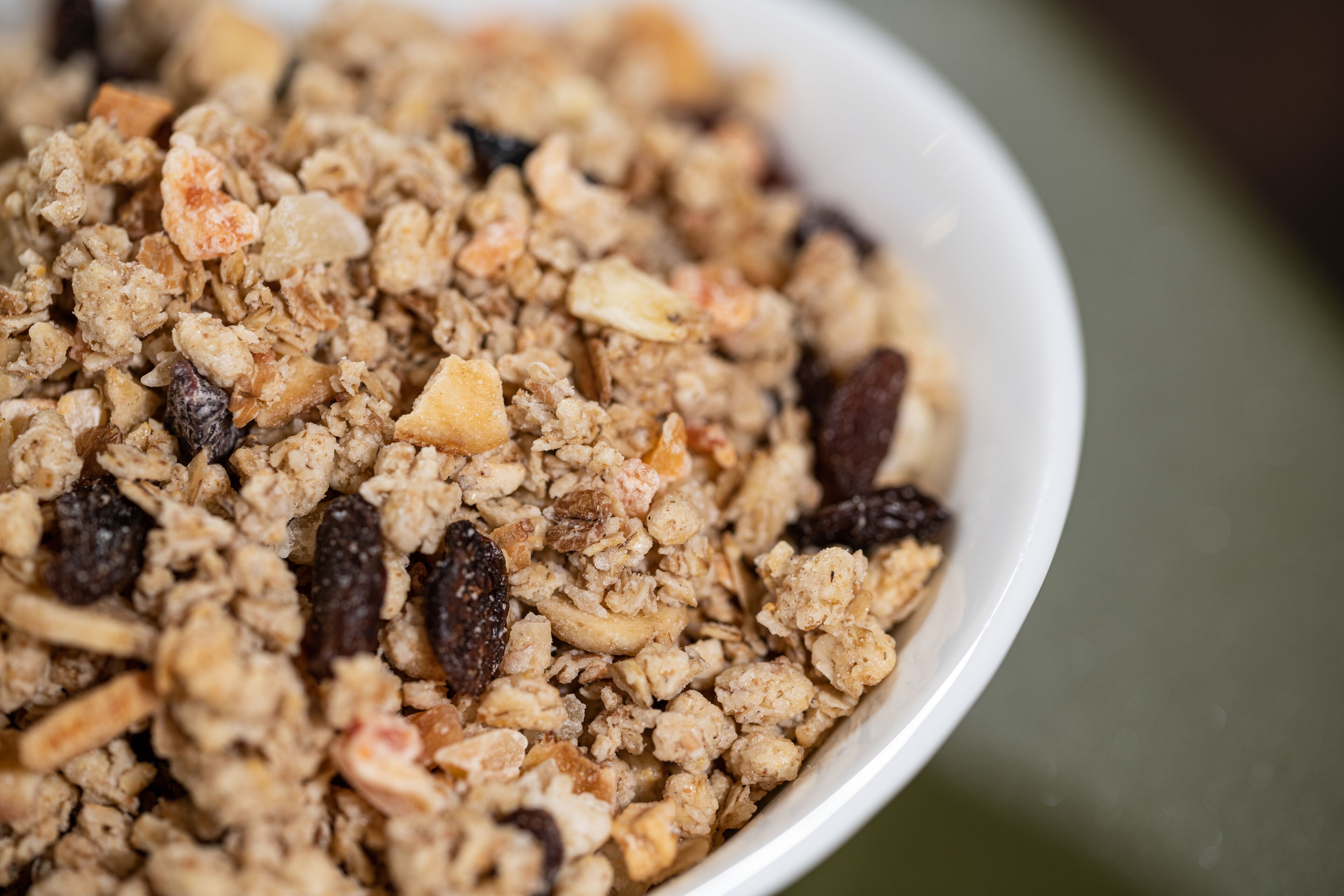 Un bol de granola aux noix et aux raisins secs.