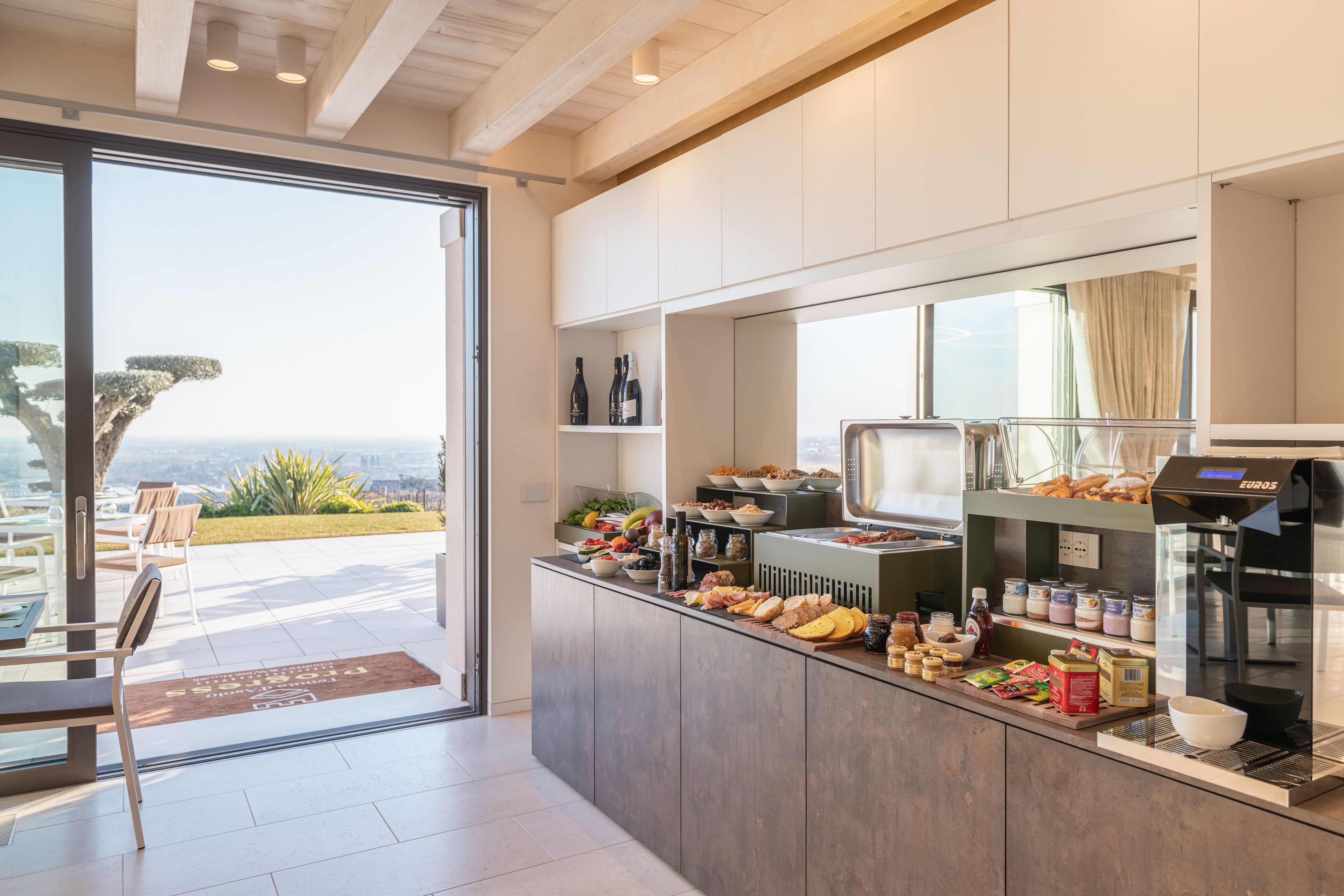 Desayuno completo diario (EUR 15 por persona)