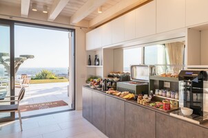 Se ofrece un desayuno completo (15 EUR por persona)