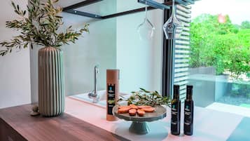 Condo Cao cấp | Bếp riêng | Tủ lạnh, lò vi sóng, bếp nấu, máy rửa bát