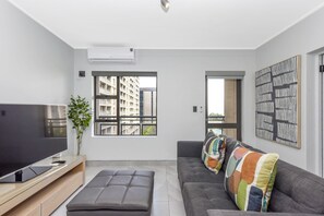 Apartemen Kota | Area keluarga | Televisi layar datar 50-inci dengan saluran TV kabel, TV, dan Netflix