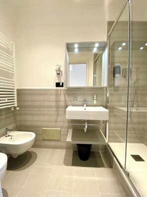 Deluxe kamer, balkon | Badkamer