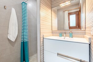 Een douche, een haardroger, handdoeken