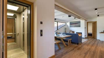 Exclusive-Penthouse, 2 Schlafzimmer, Terrasse, Bergblick | Wohnbereich | 55-Zoll-LED-Fernseher mit Satellitenempfang, Fernseher, Fußbodenheizung
