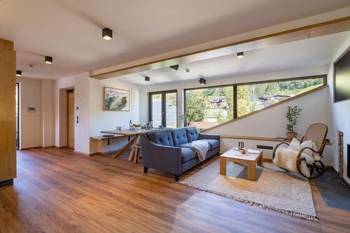 Exclusive-Penthouse, 2 Schlafzimmer, Terrasse, Bergblick | Wohnbereich | 55-Zoll-LED-Fernseher mit Satellitenempfang, Fernseher, Fußbodenheizung