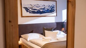 Classic-Apartment, 2 Schlafzimmer, Balkon, Stadtblick | 2 Schlafzimmer, hochwertige Bettwaren, individuell dekoriert