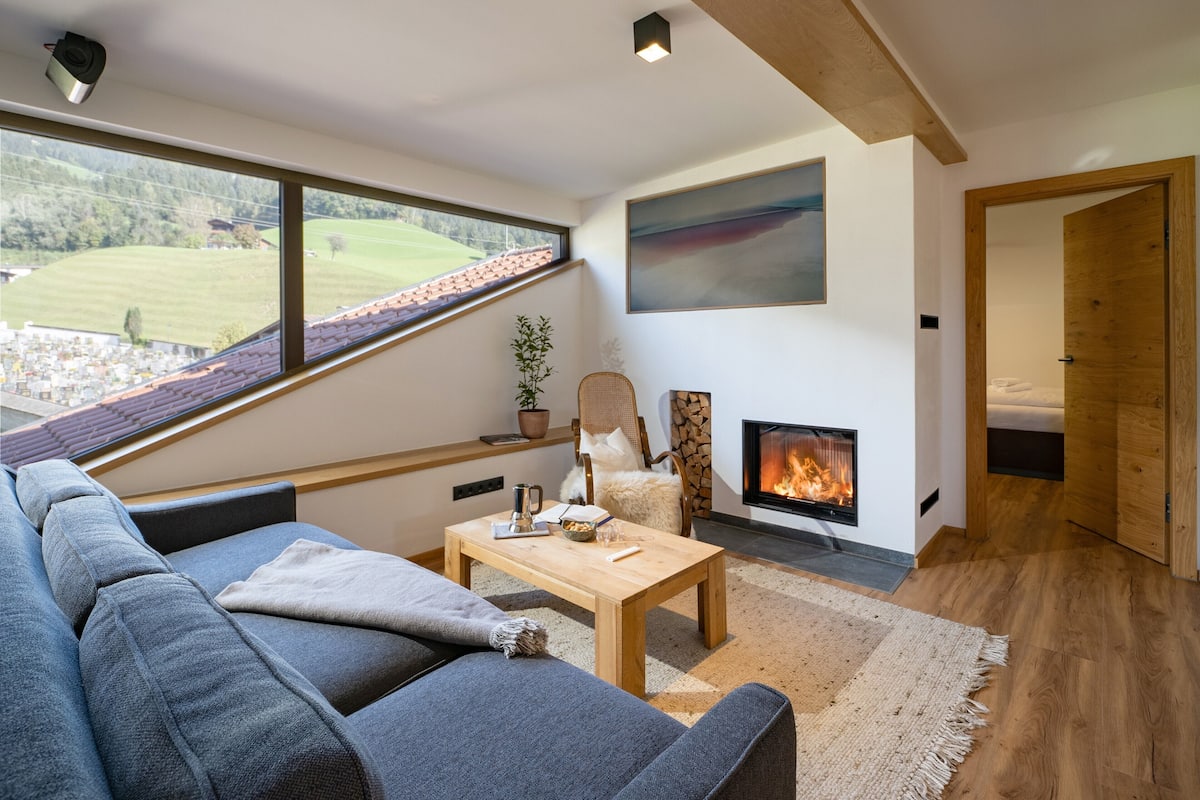 Exclusive Penthouse, 2 Bedrooms, Patio, Mountain View | Living area