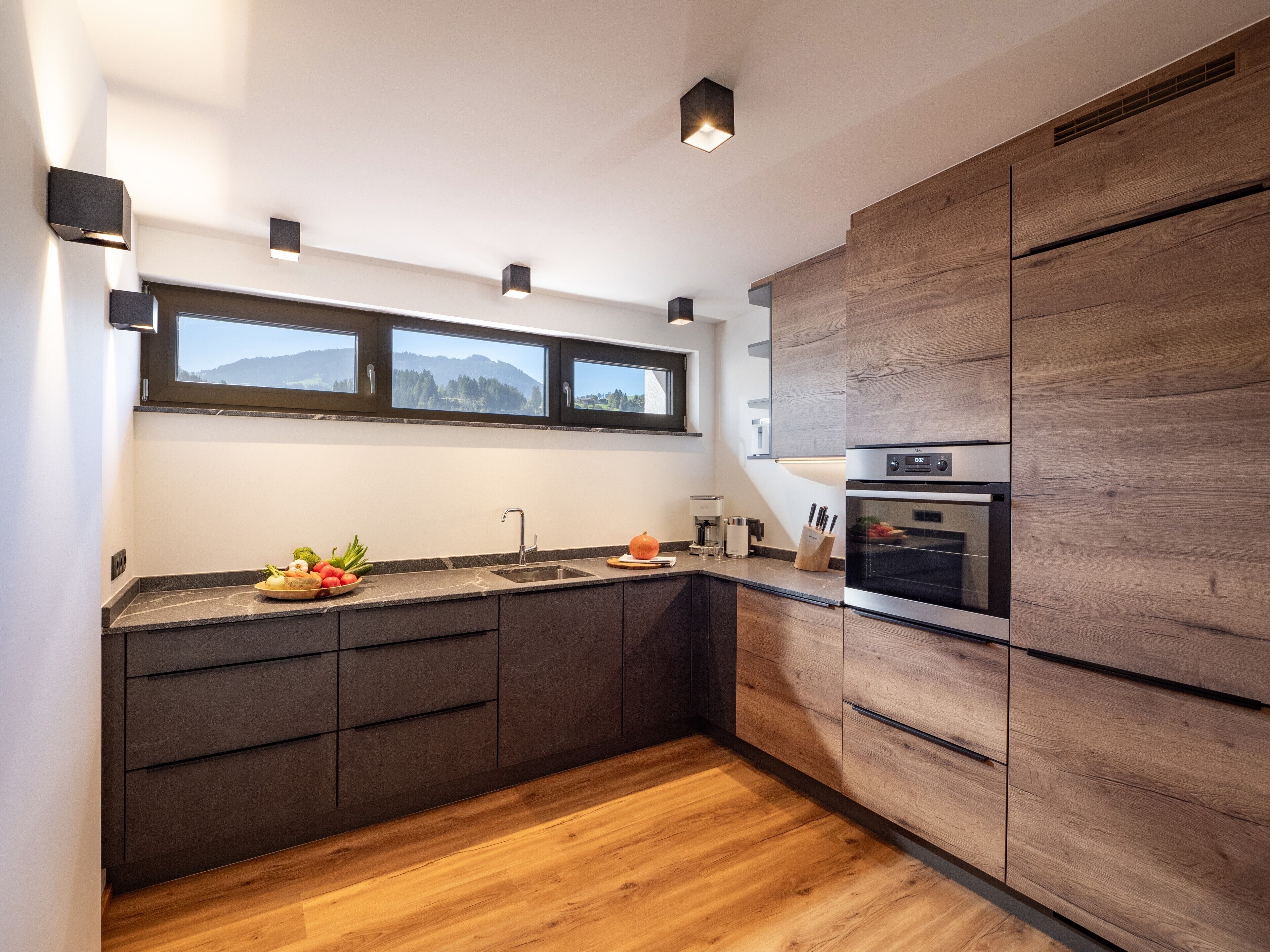 Penthouse Exclusive, 2 phòng ngủ, sân hiên, quang cảnh núi | Bếp riêng | Tủ lạnh, bếp nấu, máy rửa bát, dụng cụ pha espresso 