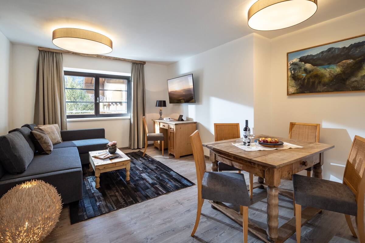 Leilighet – classic, 2 soverom, balkong | Oppholdsområde | En 55-tommers LED-TV med Parabol-TV samt TV og oppvarmet gulv