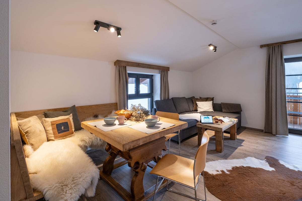 Leilighet – classic, 2 soverom, balkong, byutsikt | Spiseområde på rommet