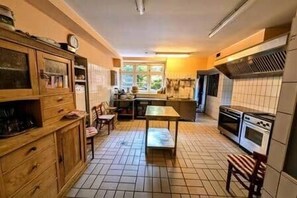Frigorifero, forno, piano cottura, lavastoviglie