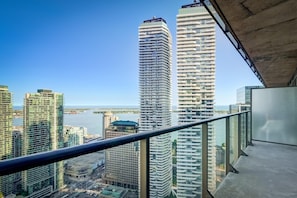 Property grounds - Specious LUX 2BD Downtown Toronto with Parking! (Toronto)