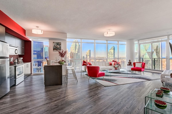 Living area - Specious LUX 2BD Downtown Toronto with Parking! (Toronto)