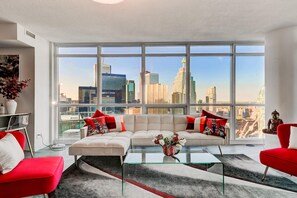 Living area - Specious LUX 2BD Downtown Toronto with Parking! (Toronto)