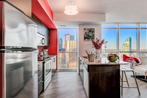 Private kitchen - Specious LUX 2BD Downtown Toronto with Parking! (Toronto)