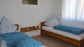 2 Schlafzimmer, Reisekinderbett, kostenloses WLAN, Bettwäsche