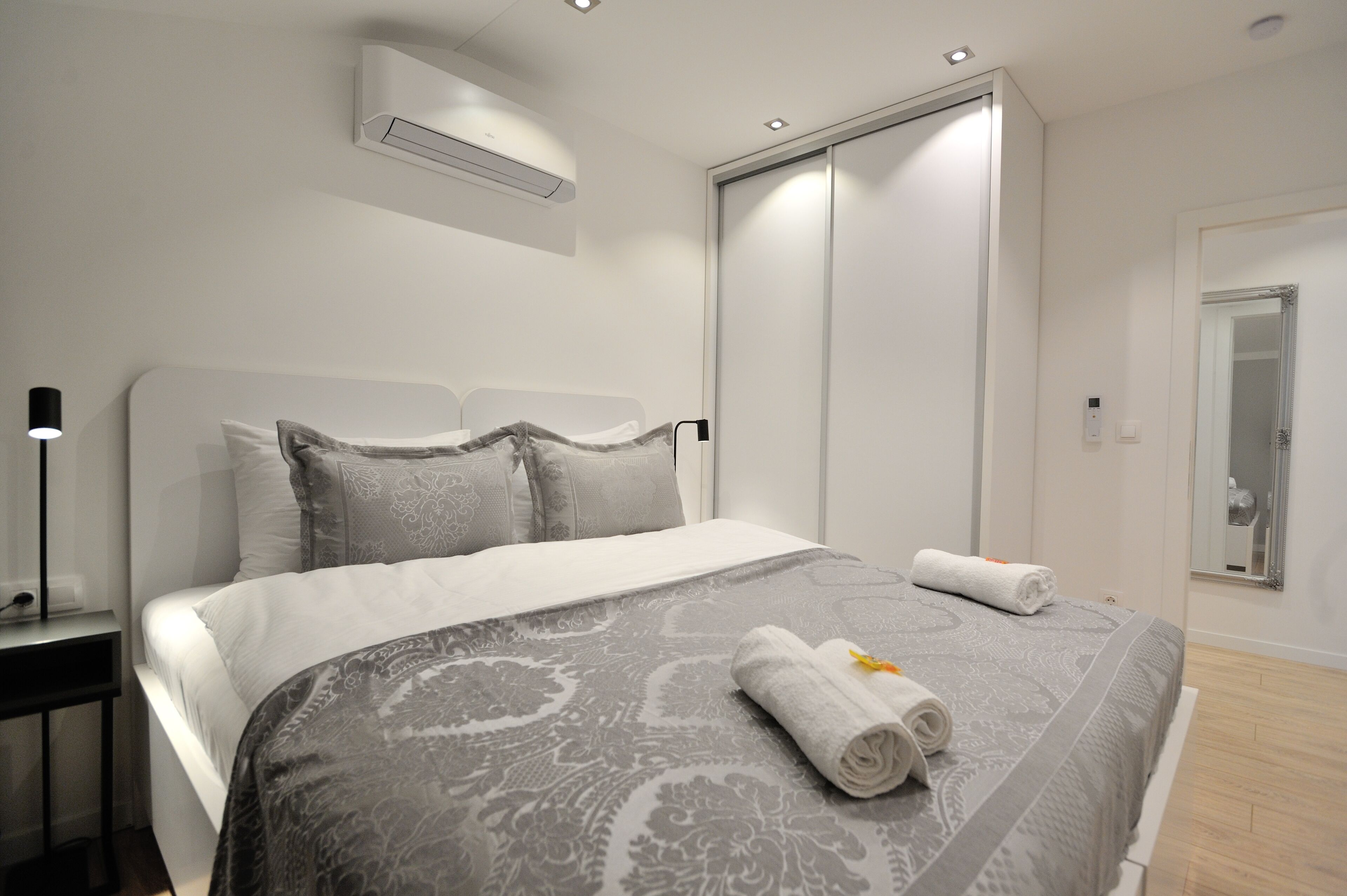 Appartement Exclusif, 1 très grand lit, non-fumeurs, côté cour intérieure | Literie de qualité supérieure, coffres-forts dans les chambres