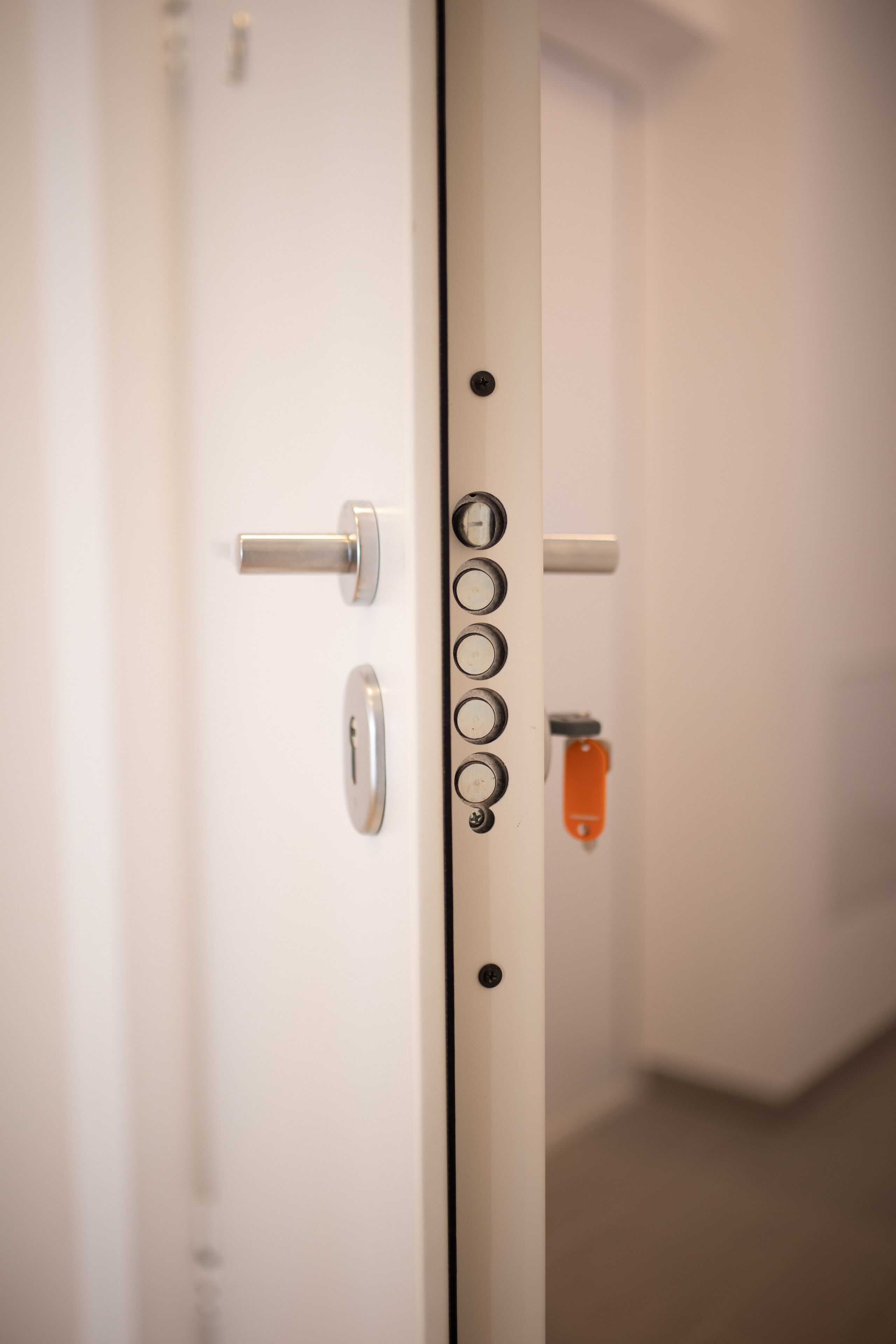 Una porta con una serratura e un meccanismo di chiusura a chiave.