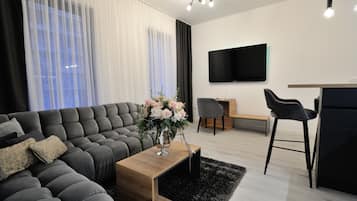 Departamento exclusivo, 2 habitaciones, cocina | Área de sala de estar | Smart TV de 56 pulgadas con canales por cable y televisión