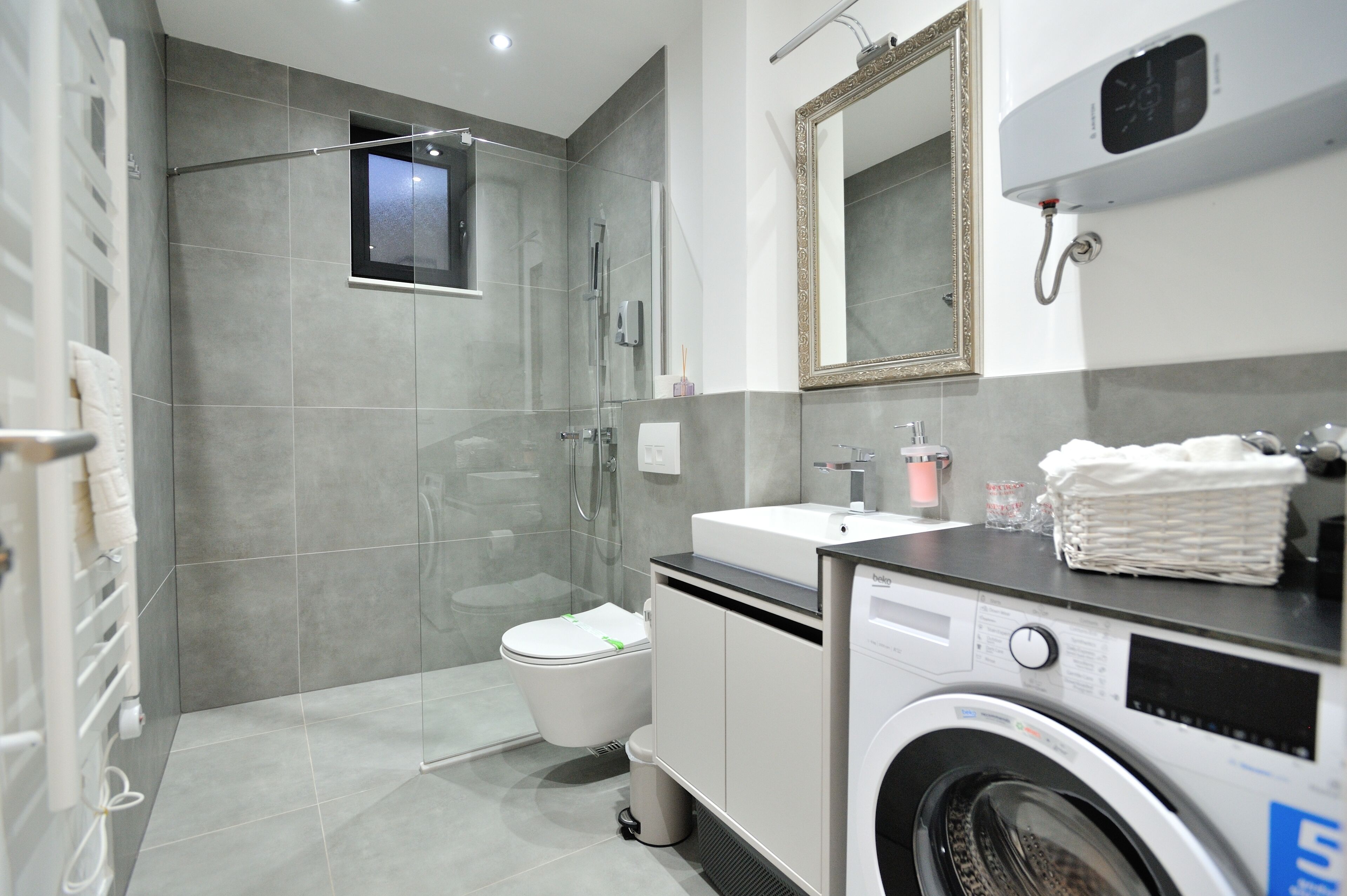 Appartement Exclusif, non-fumeurs, balcon | Salle de bain | Douche, sèche-cheveux, serviettes fournies, savon