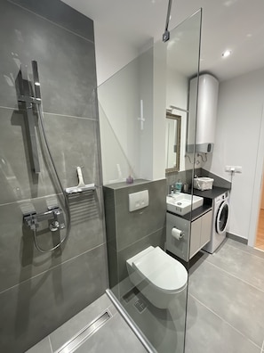 Exclusief appartement, niet-roken, balkon | Badkamer | Een douche, een haardroger, handdoeken, zeep