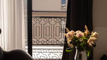 Exclusive Apartment, 2 Single Beds, Non Smoking, Courtyard Area | Living area | 56-inch Smart TV with cable channels, TV