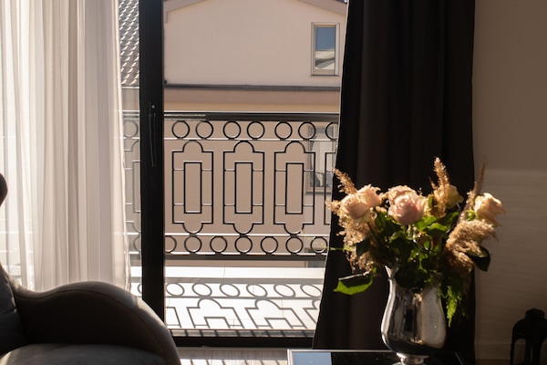 Departamento exclusivo, 2 camas individuales, para no fumadores, en el área del patio | Área de sala de estar | Smart TV de 56 pulgadas con canales por cable y televisión