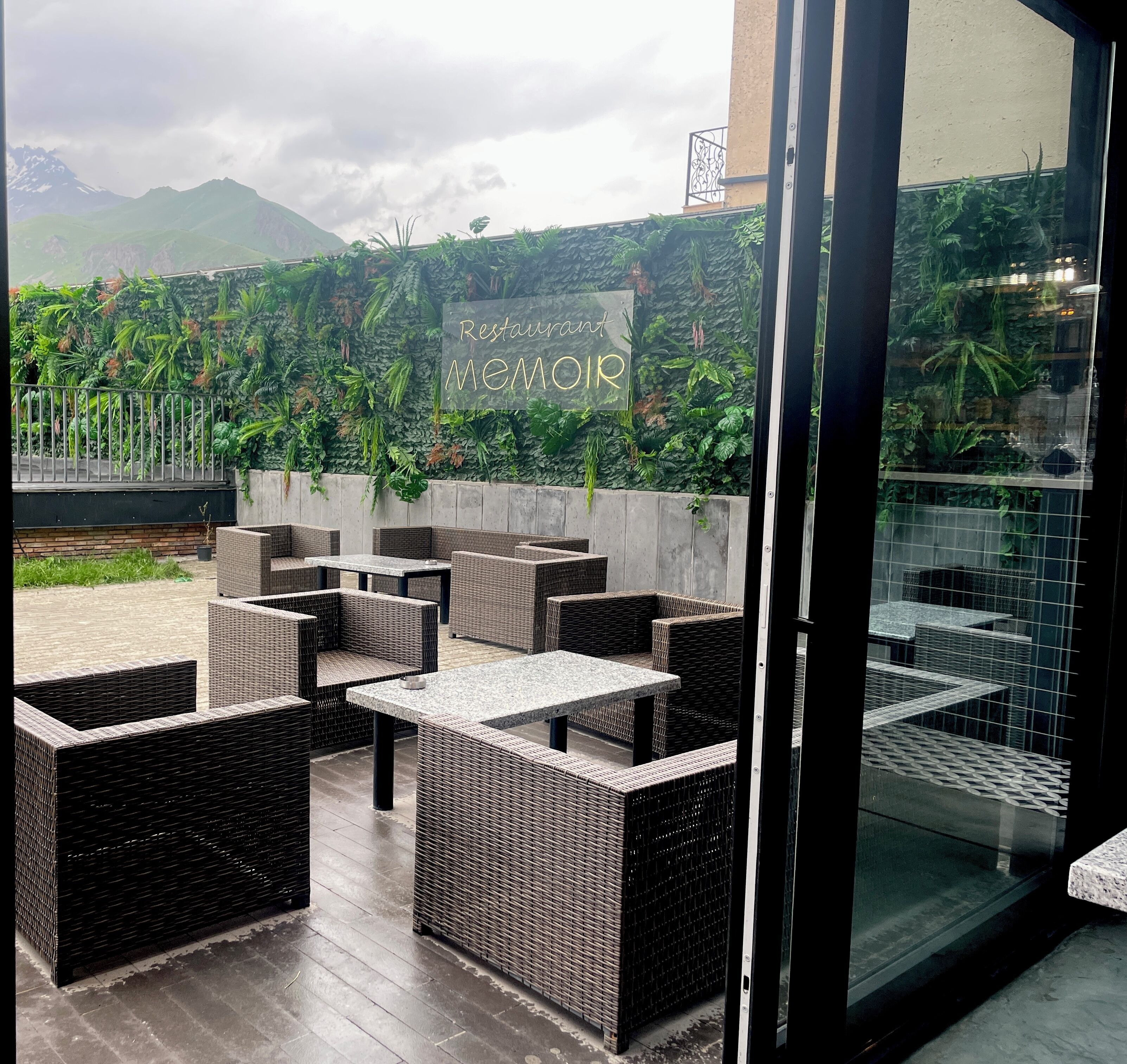 تناول الطعام بالخارج