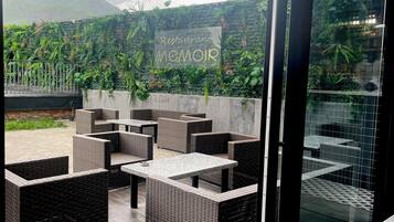 تناول الطعام بالخارج