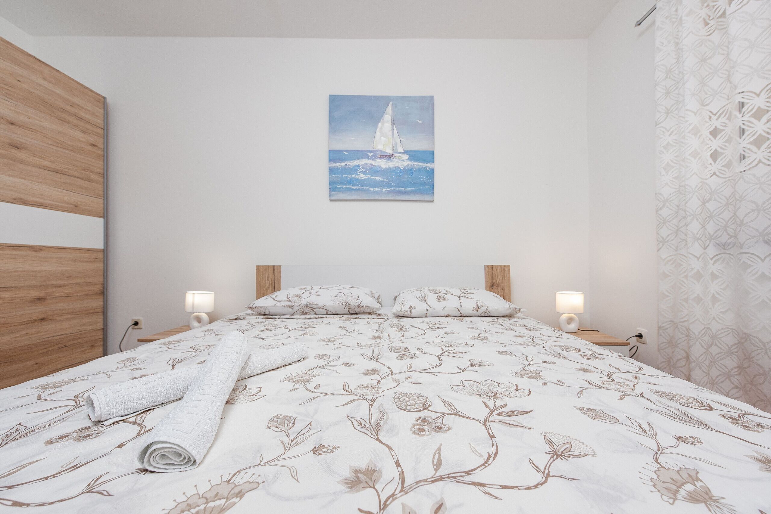 2 Schlafzimmer, kostenlose Babybetten, Bettwäsche
