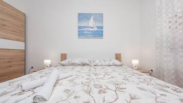 2 Schlafzimmer, kostenlose Babybetten, Bettwäsche