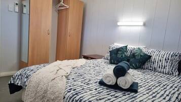 1 makuuhuone, silitysrauta/-lauta, vauvan matkasänky, vuodevaatteet