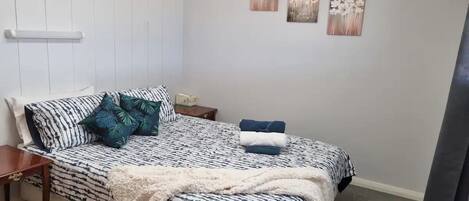 1 غرفة نوم ومكواة/لوح كي وسرير سفر وملاءات أسرّة