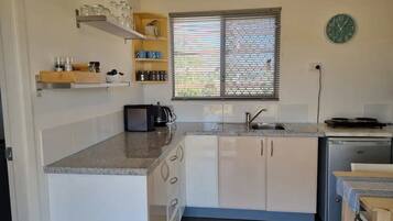 Frigorífico, microondas, horno y placa de cocina