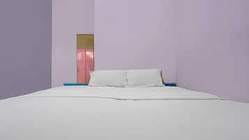 Habitación básica doble | Escritorio, espacio para trabajar con laptop y ropa de cama
