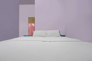 Escritorio, espacio para trabajar con laptop y ropa de cama 